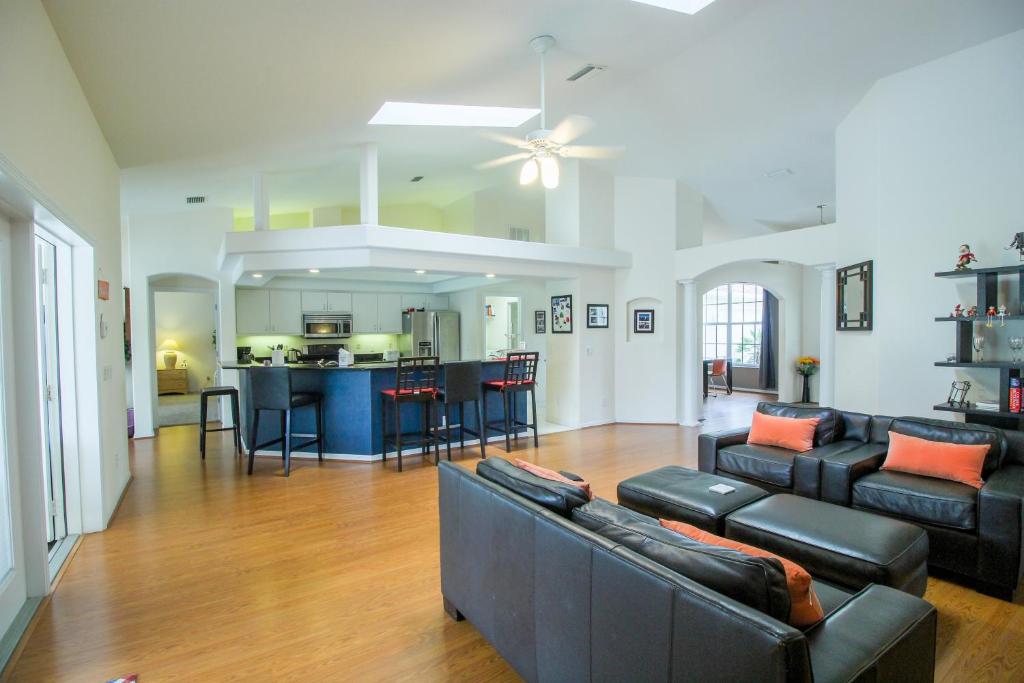 O zonă de relaxare la Spacious modern pool home, Family & Golf trips - 4727 home