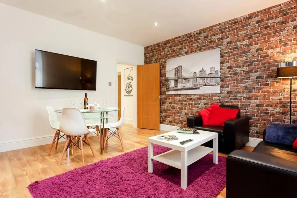 Stylish 2 bed 2 bath *Close To Beach and Centre with parking*, Bournemouth, United Kingdom
