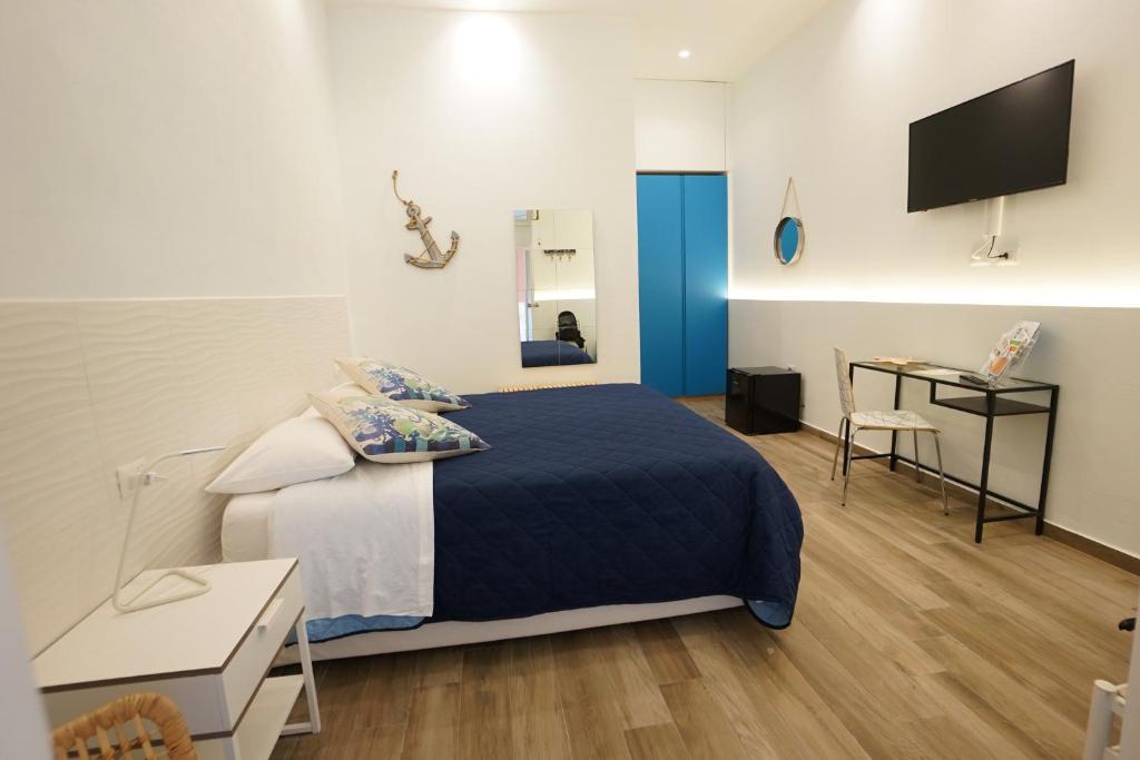 マルゲリータ・ディ・サヴォイアにあるCanzone del soleのベッドルーム(ベッド1台、デスク、テレビ付)