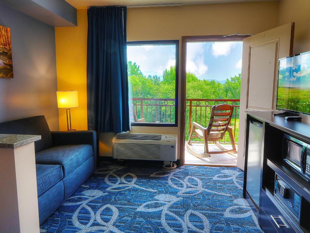 Country Cascades Waterpark Resort - Family Room With Mountain View