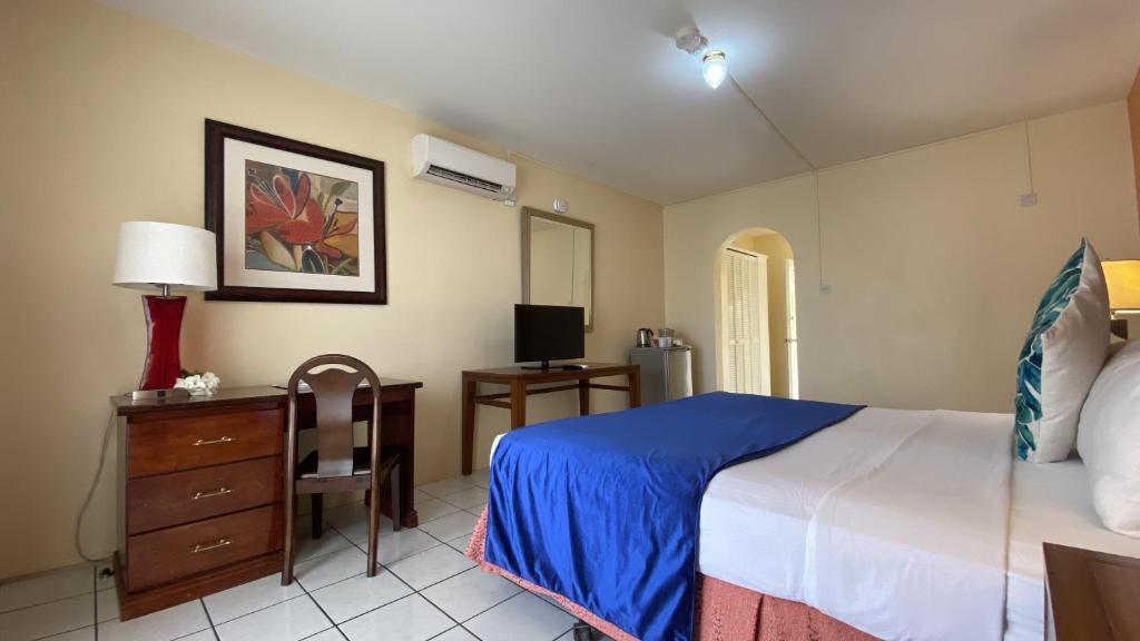 Letto o letti in una camera di Bay Gardens Inn