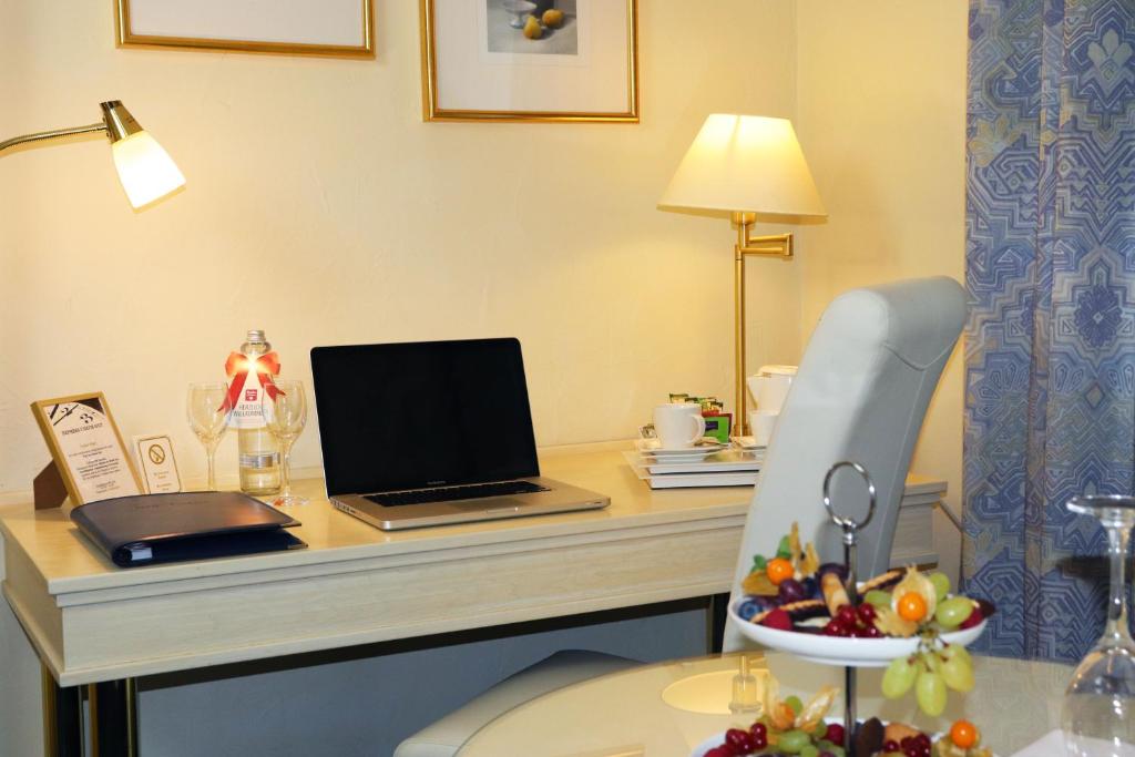 TV a/nebo společenská místnost v ubytování Hotel Dalberg