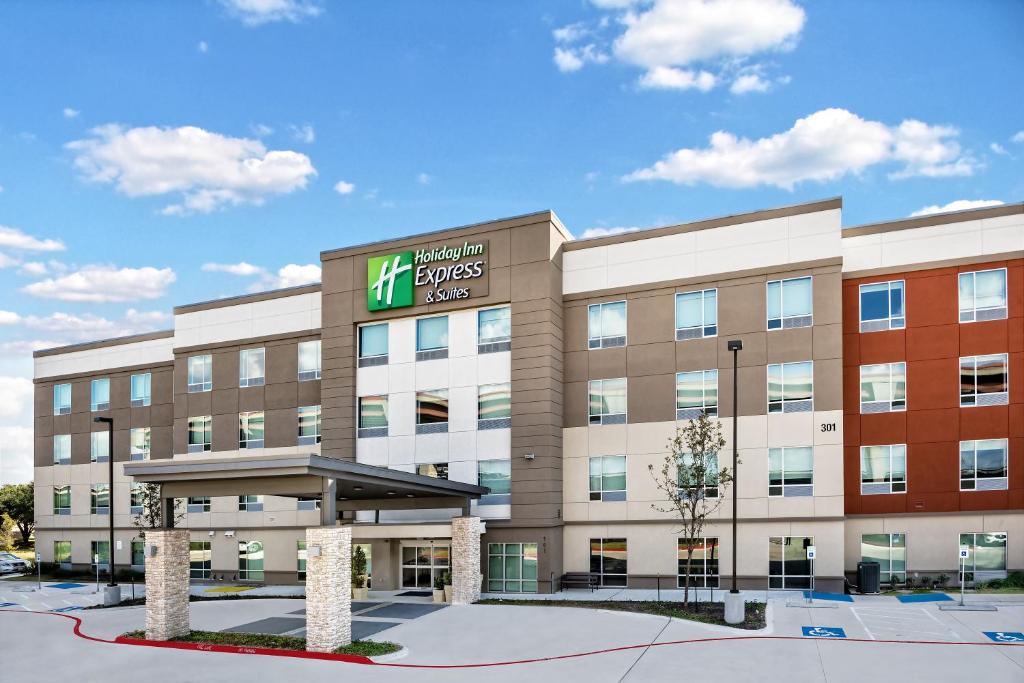 ラウンドロックにあるHoliday Inn Express & Suites Round Rock Austin North, an IHG Hotelの病院の建物像