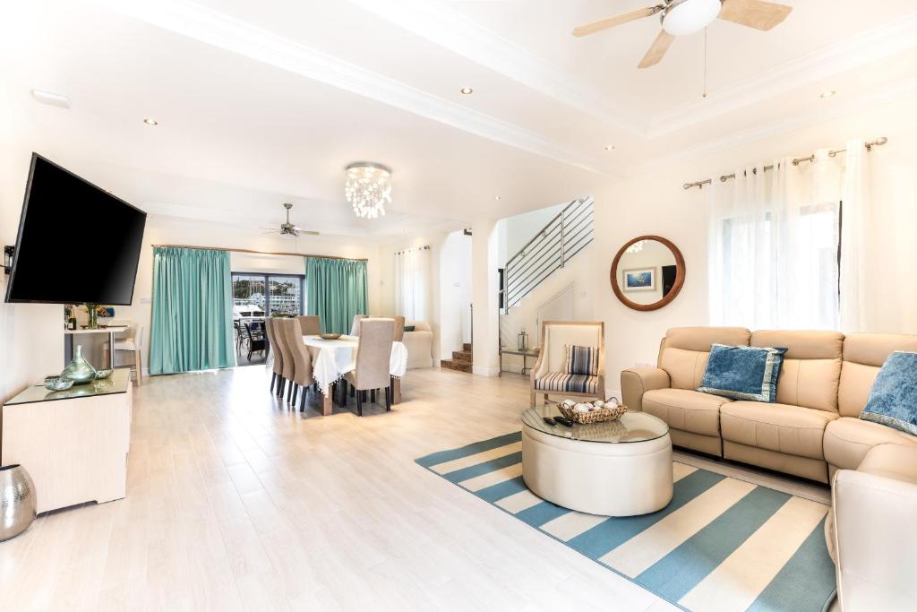 Bay Gardens Beach Resort & Spa的电视和/或娱乐中心