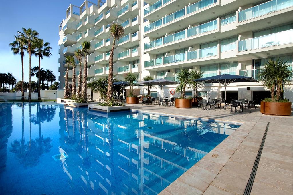 Bazén v ubytování Blaumar Hotel nebo v jeho okolí