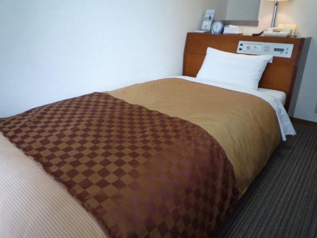 Un pat sau paturi într-o cameră la Sky Heart Hotel Kawasaki / Vacation STAY 80804