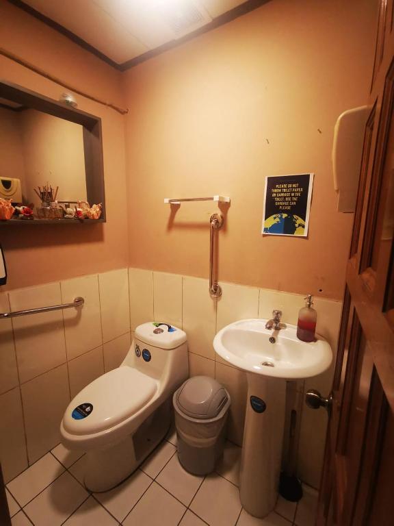 Koupelna v ubytování Toucan Hostel