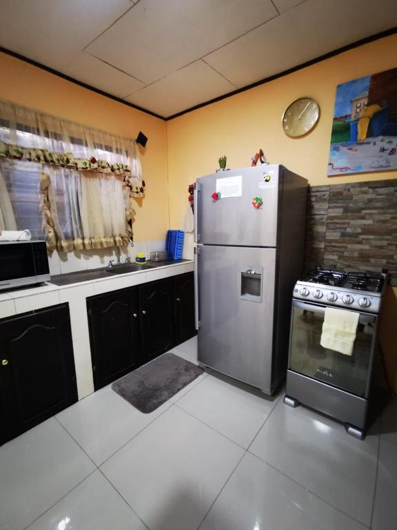 Kuchyň nebo kuchyňský kout v ubytování Toucan Hostel