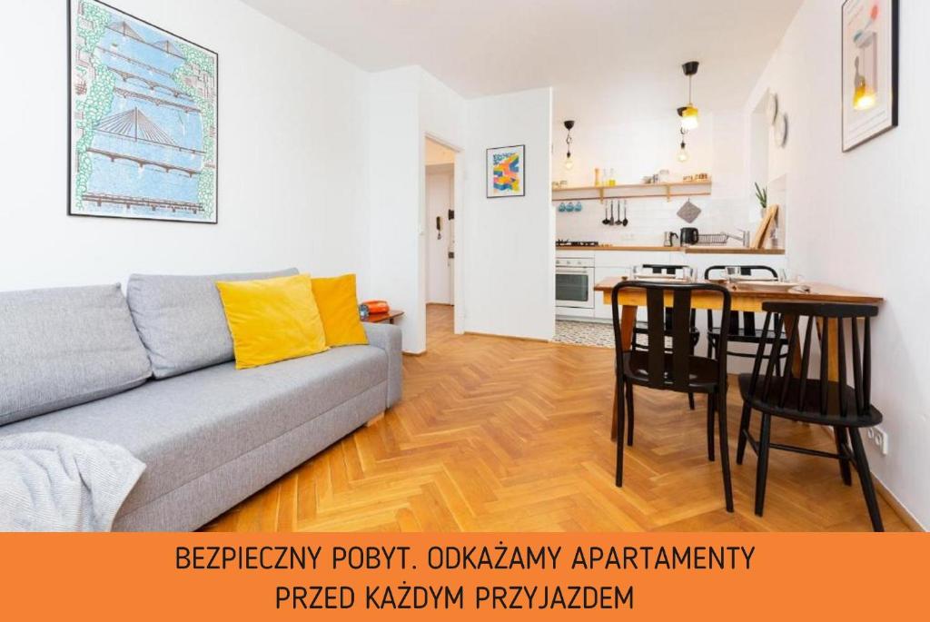 salon z kanapą i stołem oraz kuchnia w obiekcie Apartments Warsaw Niska by Renters w Warszawie
