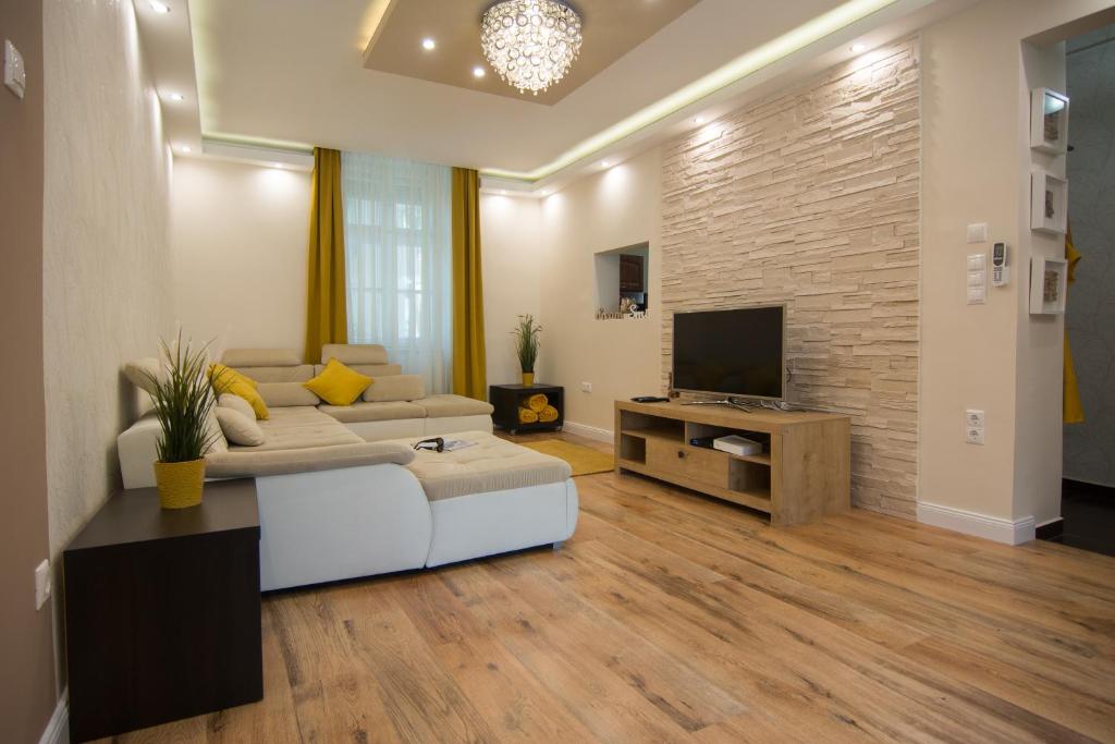 Televízia a/alebo spoločenská miestnosť v ubytovaní Cork Apartman