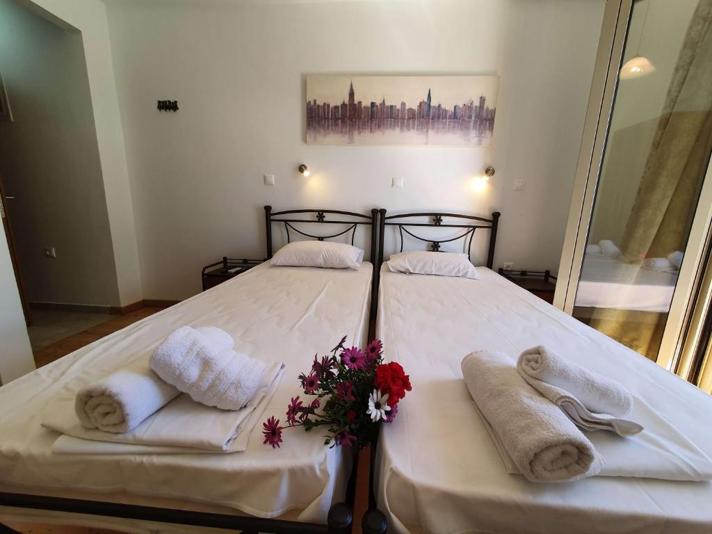 Postel nebo postele na pokoji v ubytování Tasos Rooms
