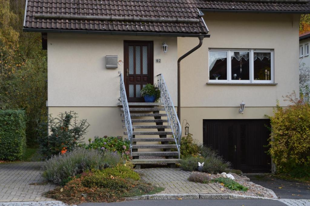 uma casa com uma escada que leva a uma porta em Ferienhaus Linde am Bleßberg em Schirnrod