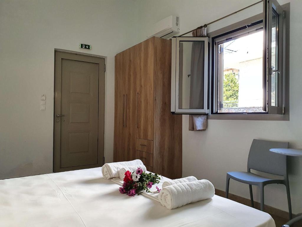 Postel nebo postele na pokoji v ubytování Tasos Rooms