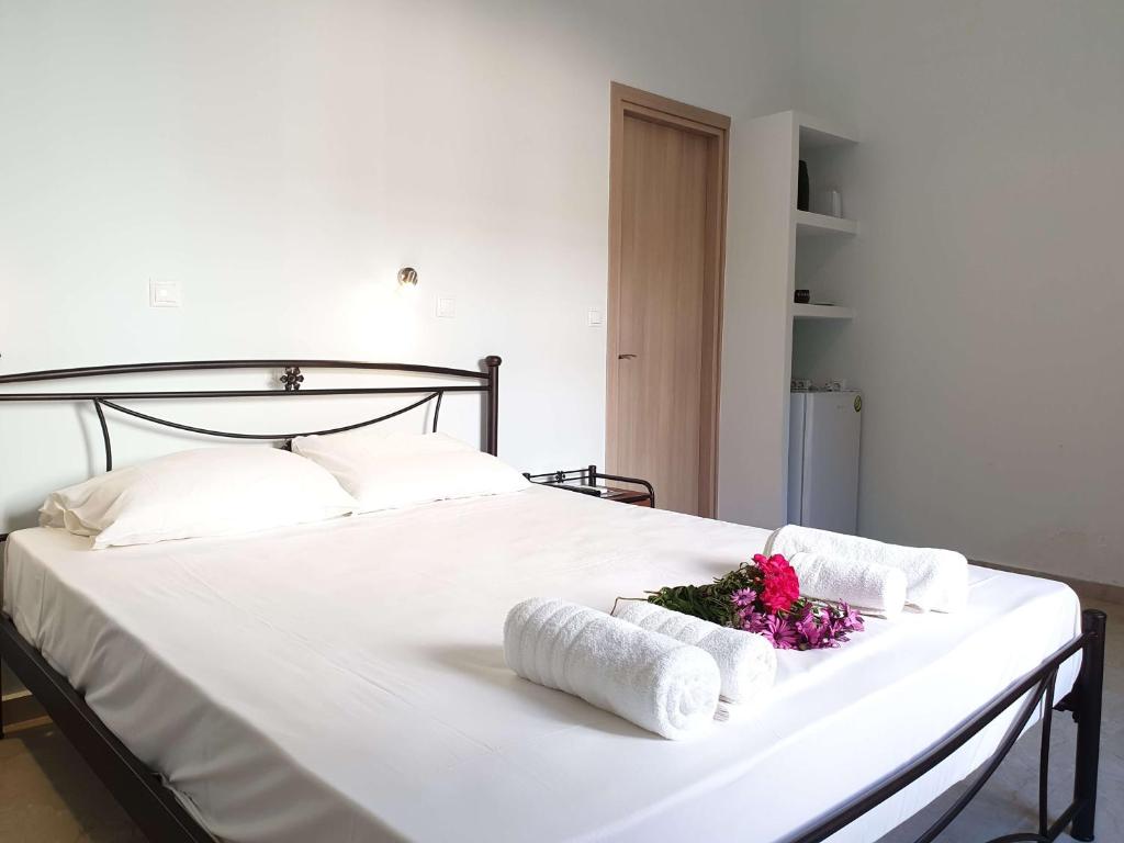 Postel nebo postele na pokoji v ubytování Tasos Rooms