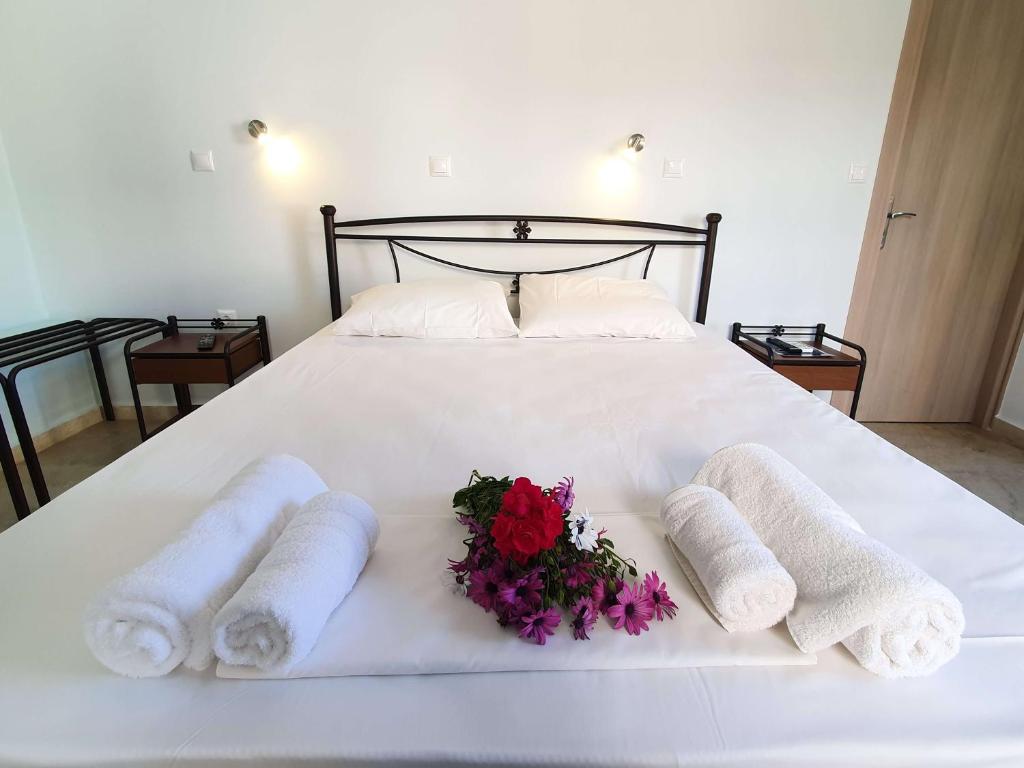 Postel nebo postele na pokoji v ubytování Tasos Rooms