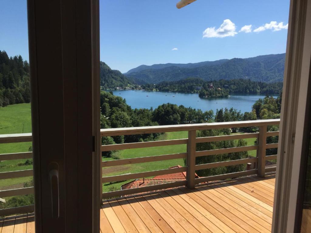 een uitzicht op een meer vanaf de veranda van een huis bij Studio Mulej in Bled