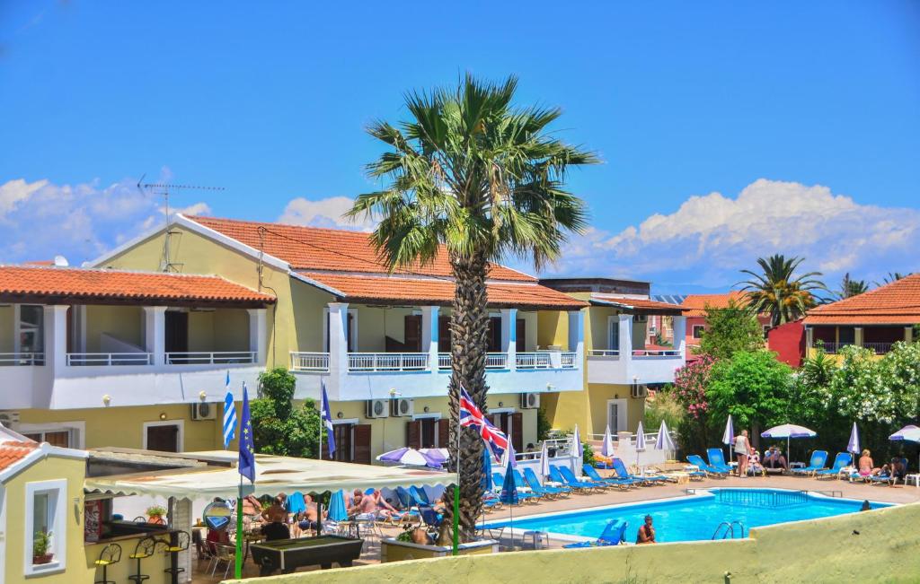 een resort met een zwembad en een palmboom bij Hotel Club Maria Sidari in Sidari