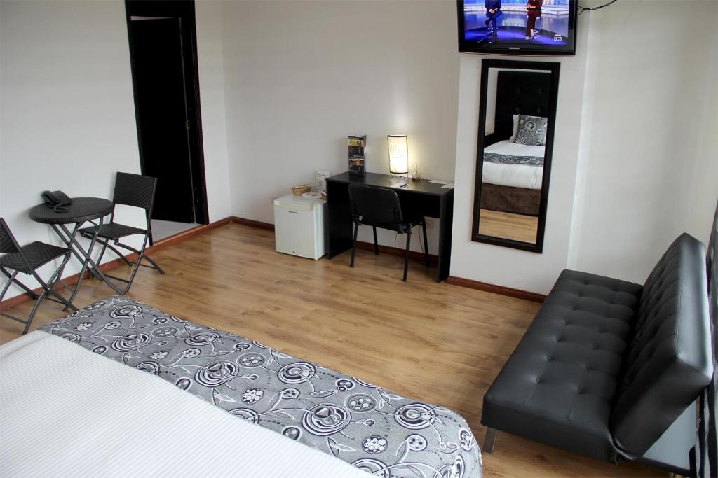 TV a/nebo společenská místnost v ubytování Hotel Santafe Real