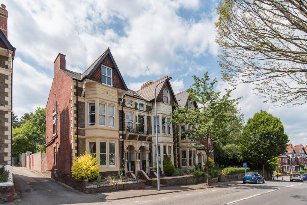 Stylish Apartment by Roath Park and Lake