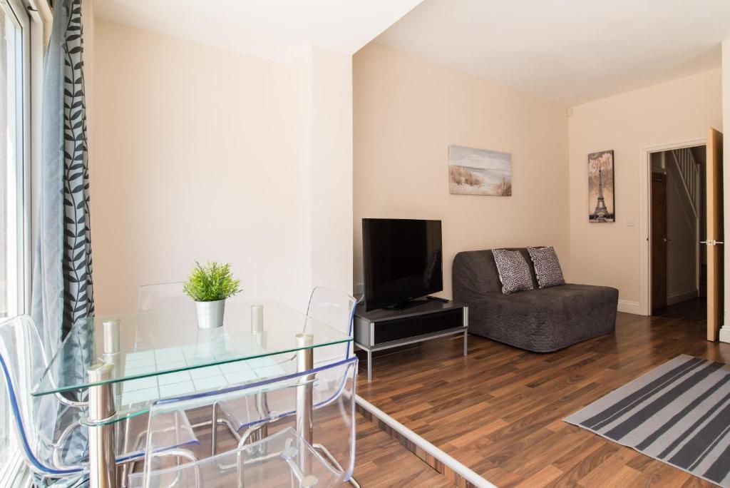 Stylish Apartment by Roath Park and Lake