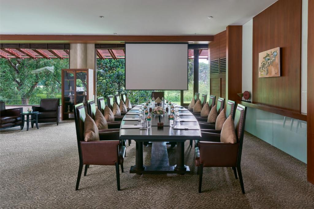 Un lugar para sentarse en Kirimaya Golf Resort Spa - SHA Plus Certified