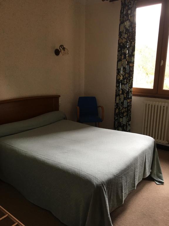 Ein Bett oder Betten in einem Zimmer der Unterkunft H&ocirc;tel Le Val Du Tech