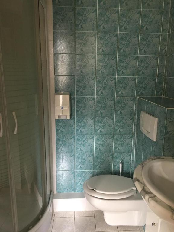 Ein Badezimmer in der Unterkunft H&ocirc;tel Le Val Du Tech