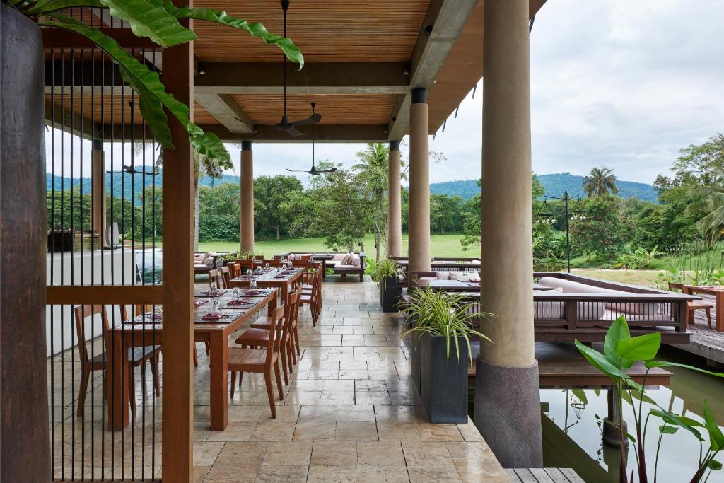 Un restaurante u otro lugar para comer en Kirimaya Golf Resort Spa - SHA Plus Certified