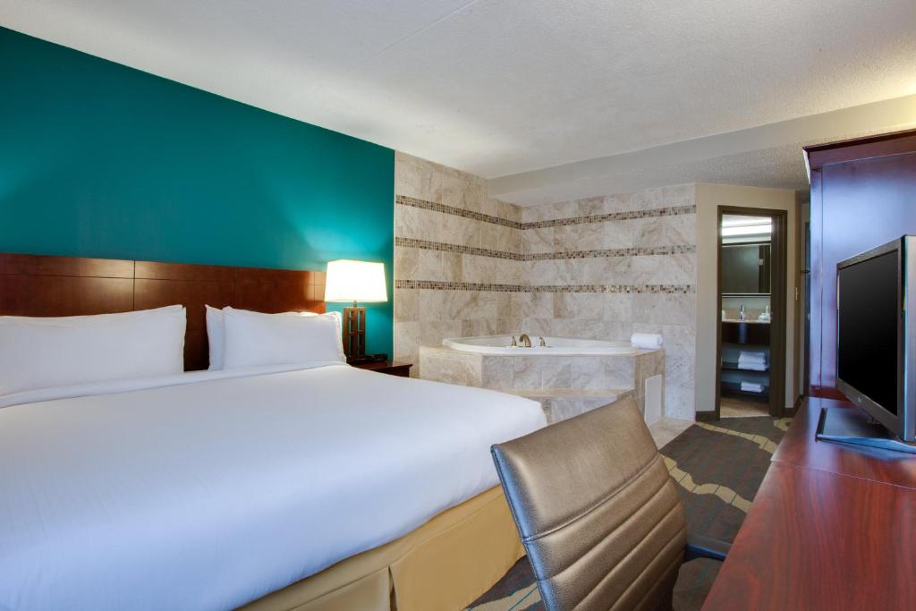 Holiday Inn Express Washington DC East- Andrews AFB by IHG - Room King Con Bañera Destrozada