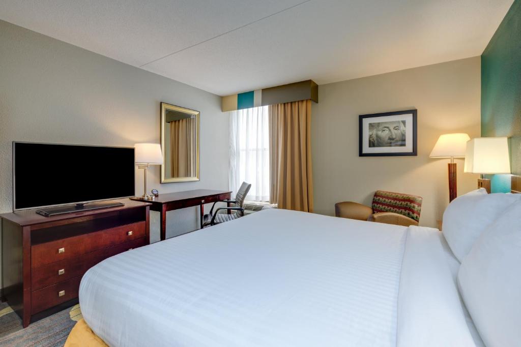 Holiday Inn Express Washington DC East- Andrews AFB by IHG - King Room - Zugangsrolle In Der Dusche