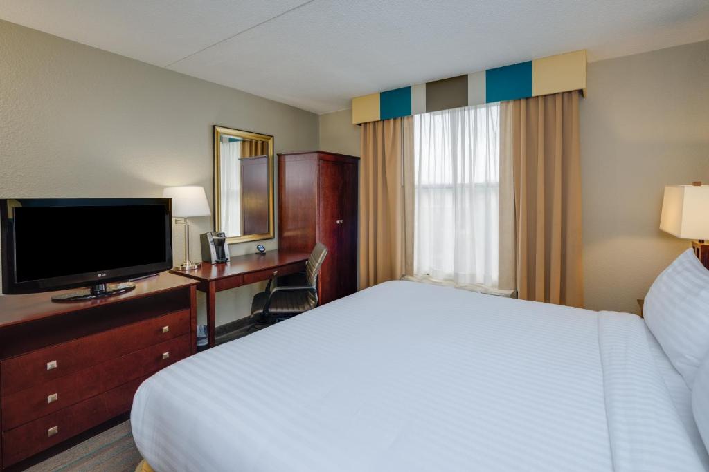 Holiday Inn Express Washington DC East- Andrews AFB by IHG - King Room - Tina De Acceso De Movilidad - No Fumar