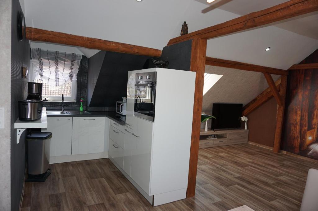 Kuchyň nebo kuchyňský kout v ubytování Außergewöhnliche Dachgeschosswohnung