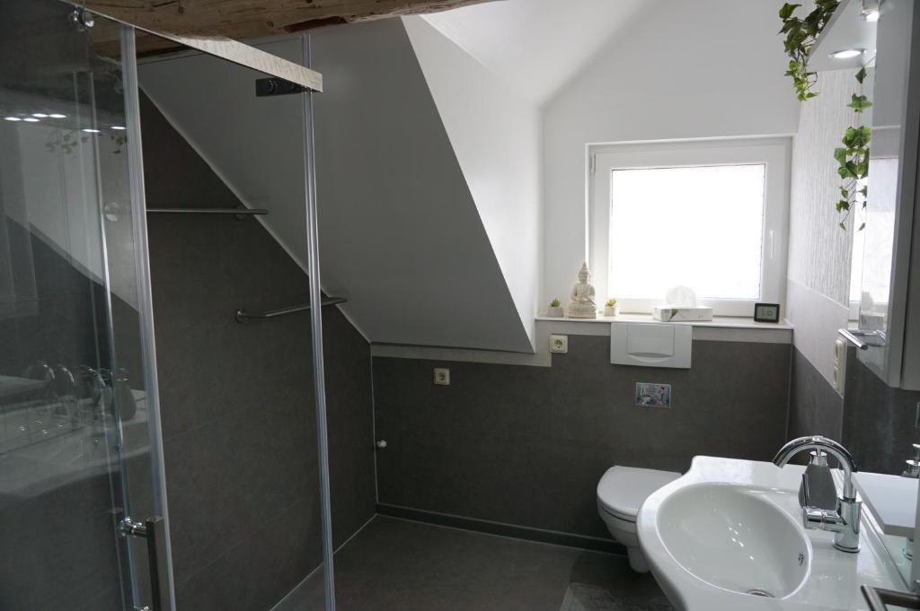Koupelna v ubytování Außergewöhnliche Dachgeschosswohnung