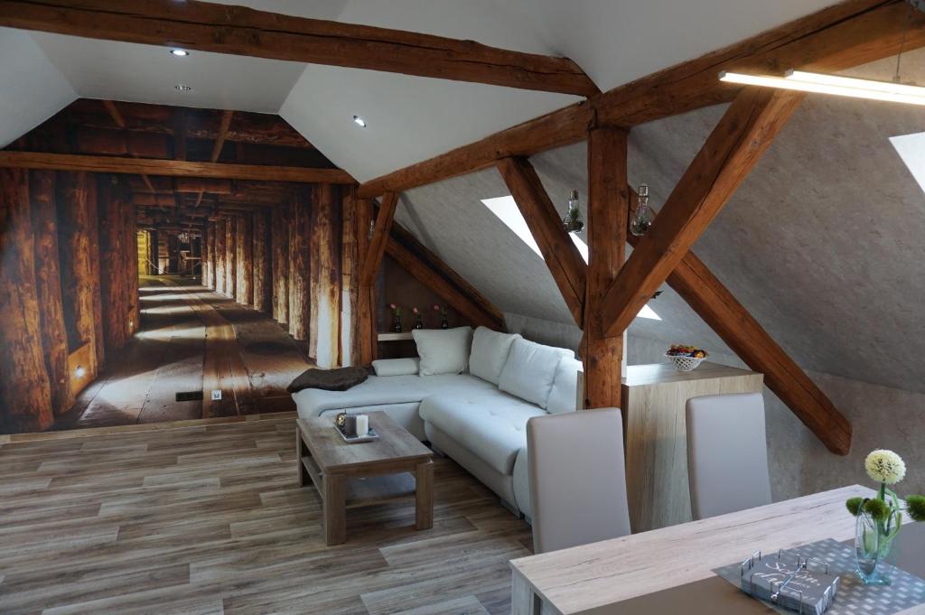 Posezení v ubytování Außergewöhnliche Dachgeschosswohnung