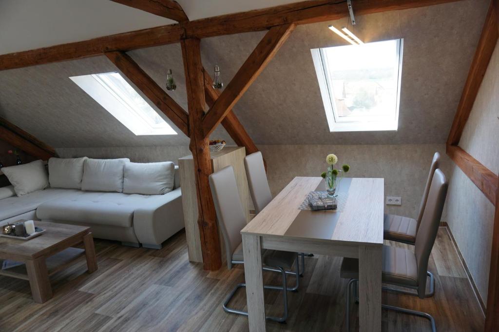 Posezení v ubytování Außergewöhnliche Dachgeschosswohnung
