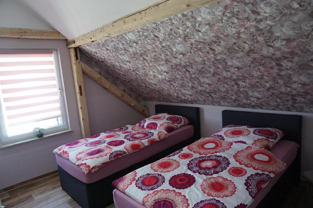Postel nebo postele na pokoji v ubytování Außergewöhnliche Dachgeschosswohnung