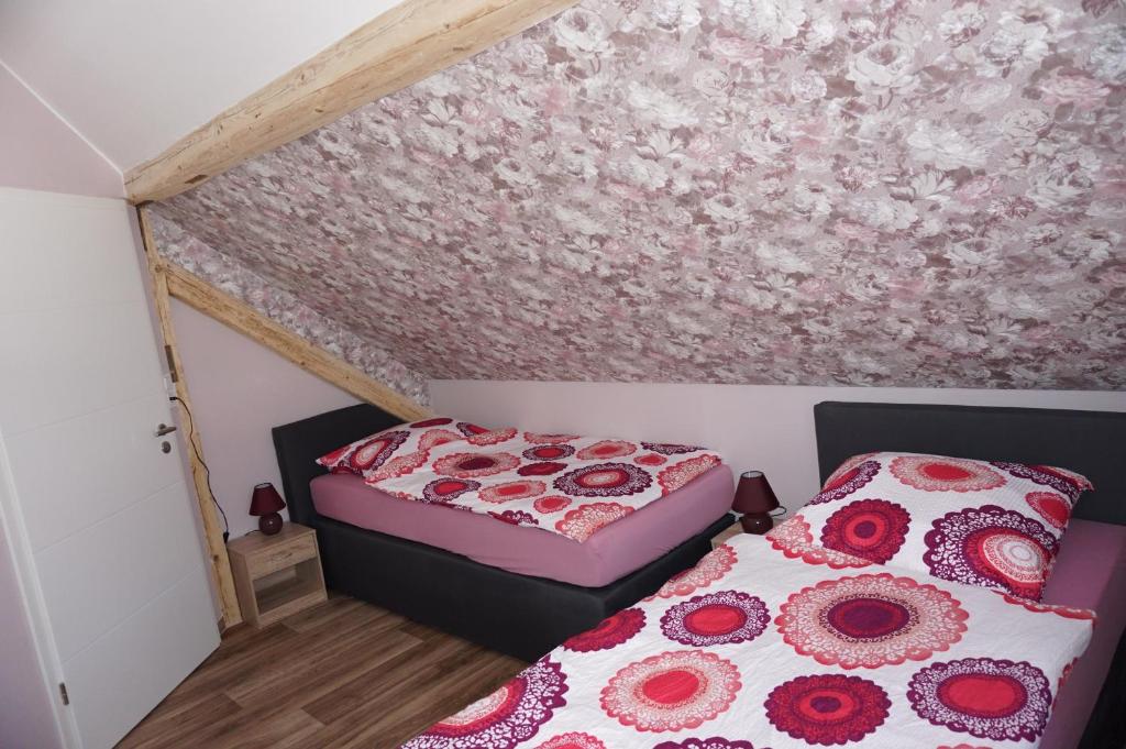 Postel nebo postele na pokoji v ubytování Außergewöhnliche Dachgeschosswohnung