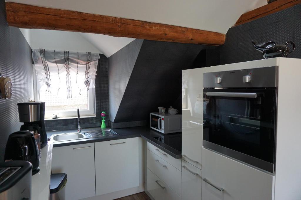 Kuchyň nebo kuchyňský kout v ubytování Außergewöhnliche Dachgeschosswohnung