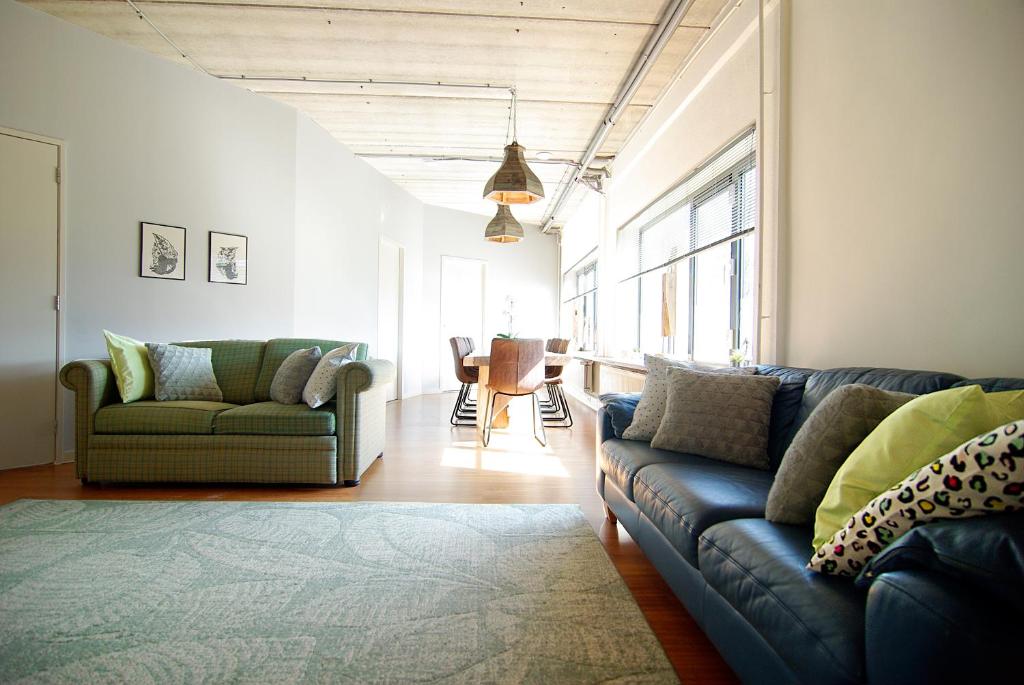 uma sala de estar com um sofá e uma mesa em Stunning apartments close to Amstel river em Amesterdão