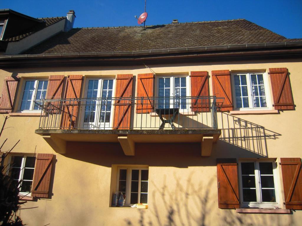 budynek z balkonem na boku w obiekcie Gîte du Moulin w mieście Ingersheim