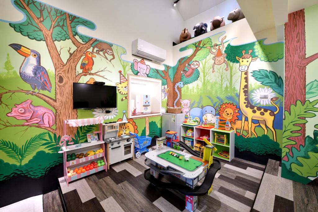 a childs room with a mural of a tree and animals at Windsor's Vanilla Garden B&B in Jiufen