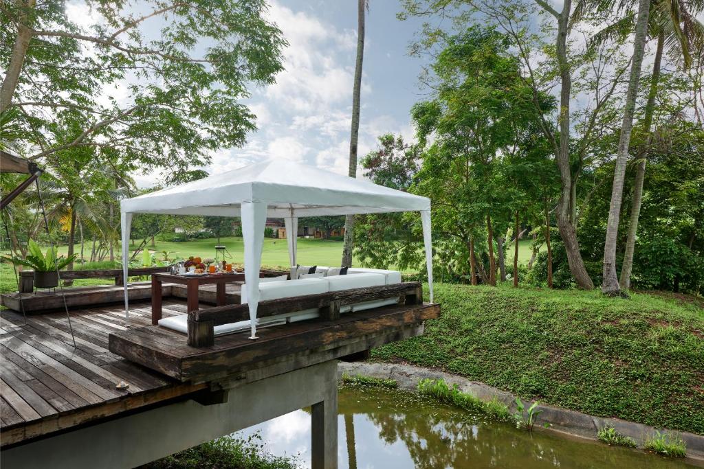 Un jardín fuera de Kirimaya Golf Resort Spa - SHA Plus Certified
