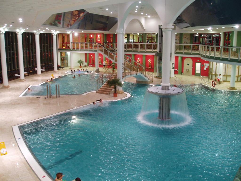 Bazén v ubytovaní Spa Resort PAWLIK-AQUAFORUM alebo v jeho blízkosti