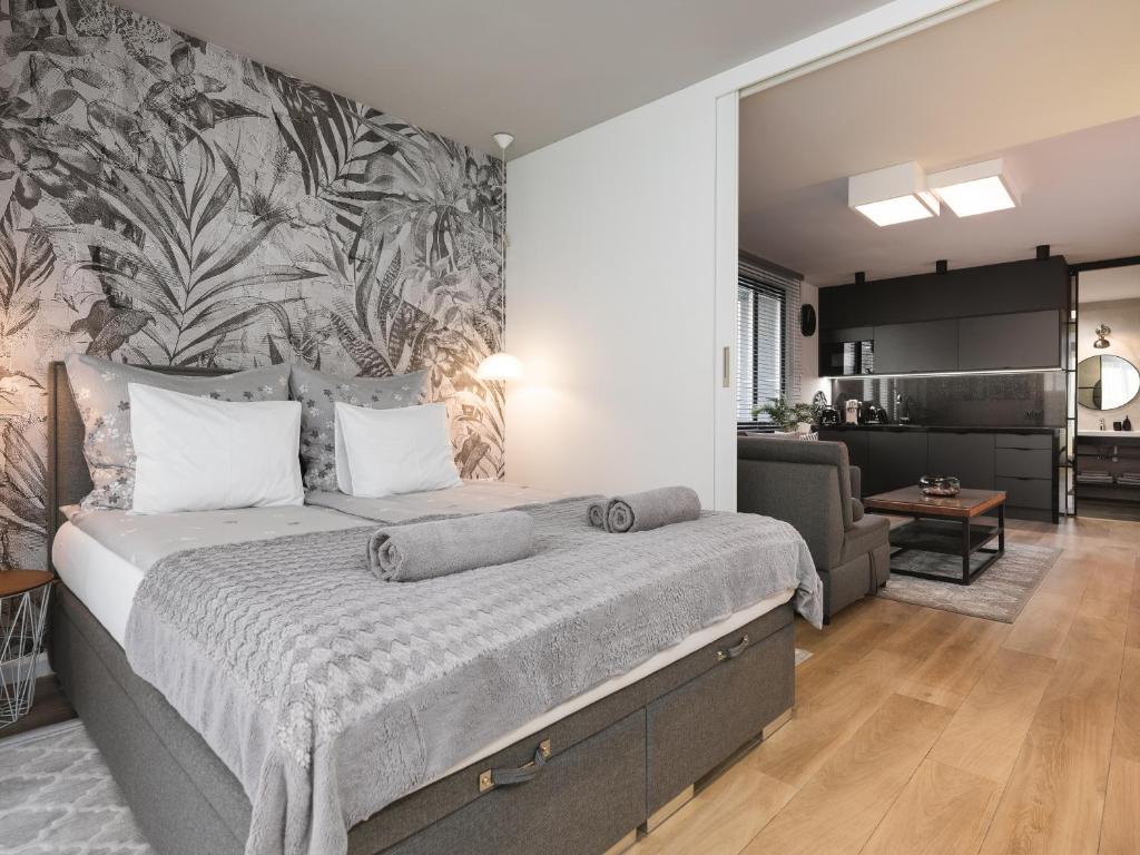 Jacuzzi Apartments - 14