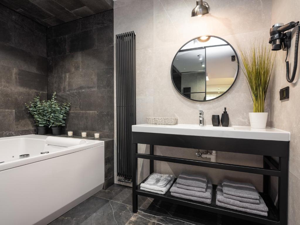 Jacuzzi Apartments - 8