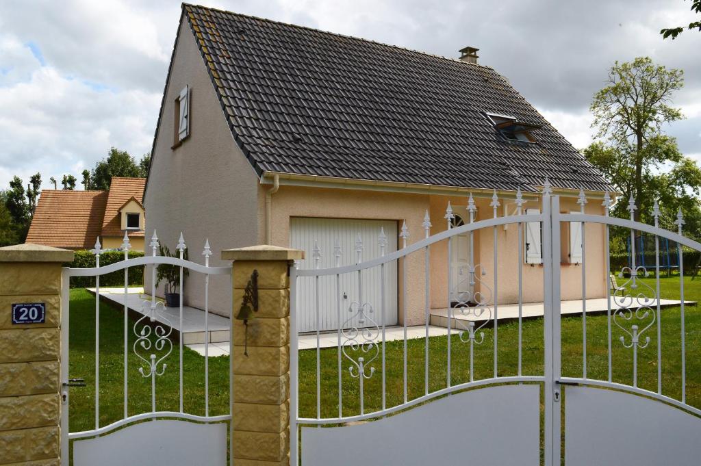 Gallery image of Maison confortable séjour spacieux, belle terrasse avec grand jardin avec jeux extérieurs près Bayeux et Omaha Beach in Saonnet