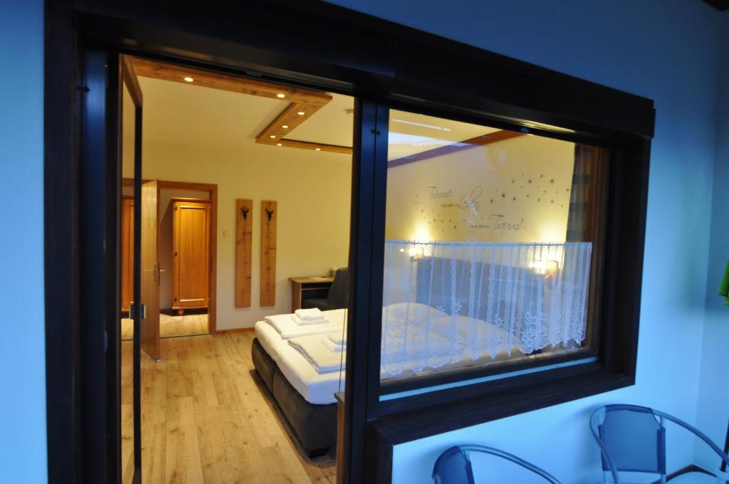 Letto o letti in una camera di Pension & Apartments Weissbriach