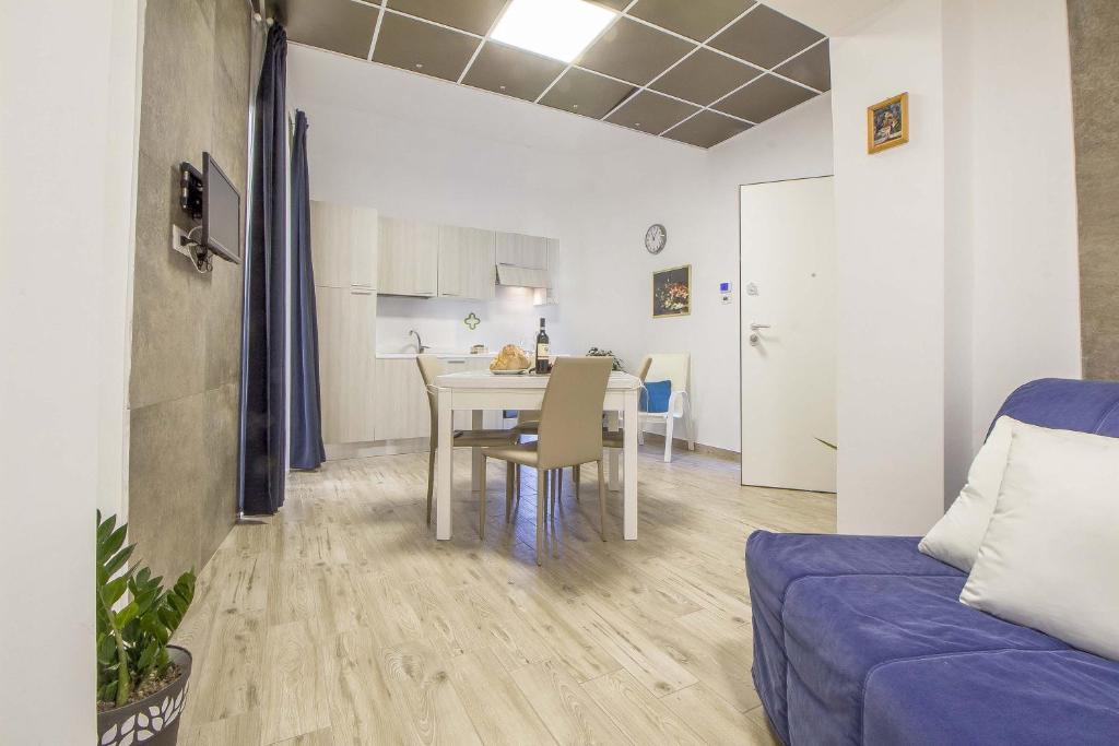 a living room with a table and a kitchen at Le Dimore in Centro con Parcheggio e Self check-in in Matera
