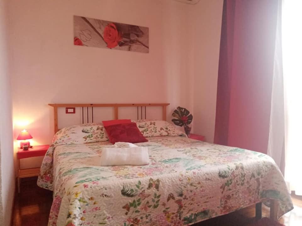 Łóżko lub łóżka w pokoju w obiekcie Florinda B&B Viareggio