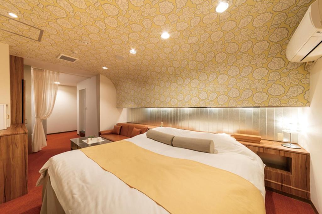 Ένα ή περισσότερα κρεβάτια σε δωμάτιο στο Hotel Chapel Sweet (Adult Only)